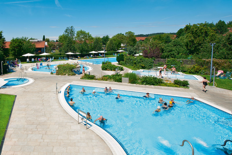 Panoramatická odpočinková zóna s výhledem na venkovní bazén terapeutických lázní