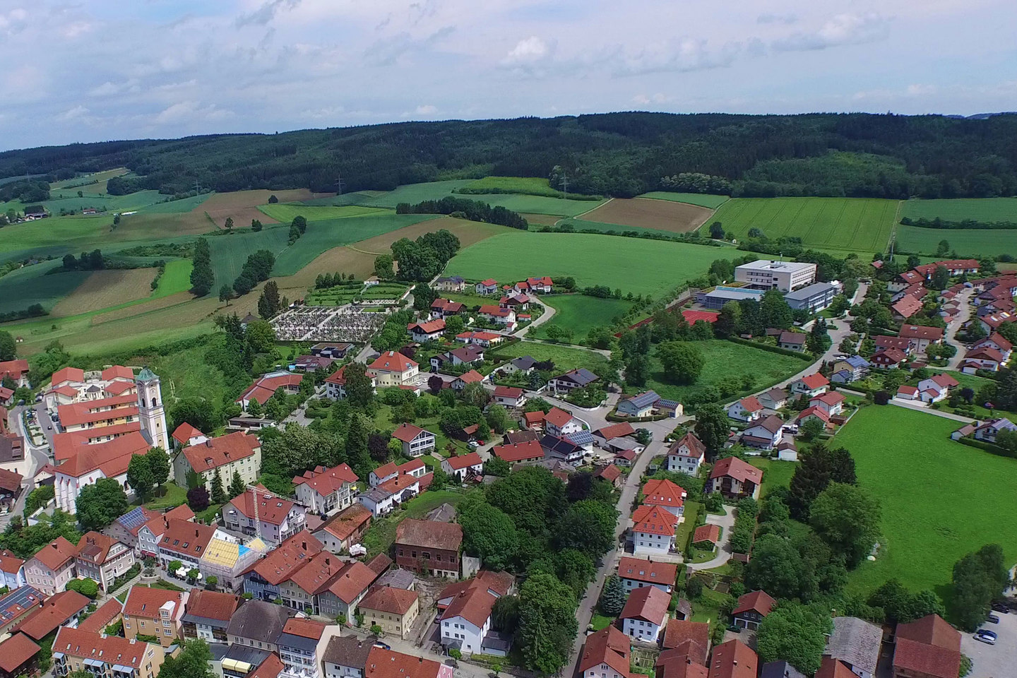 Luftbild der Grund- und Mittelschule Bad Birnbach