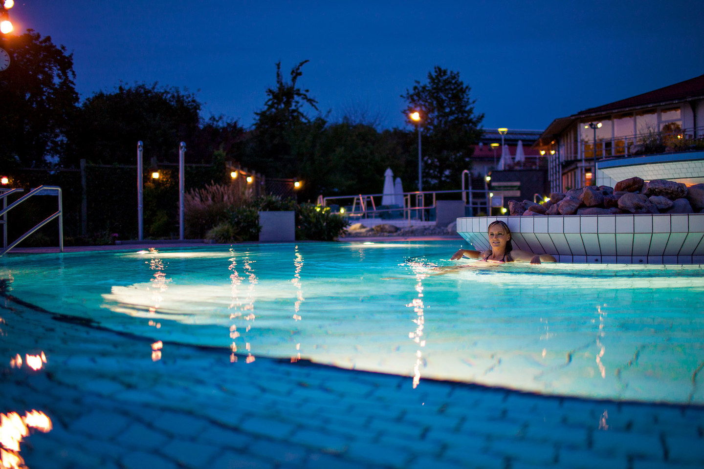 Relaxační bazén v terapeutických lázních v noci - 35 ° C.