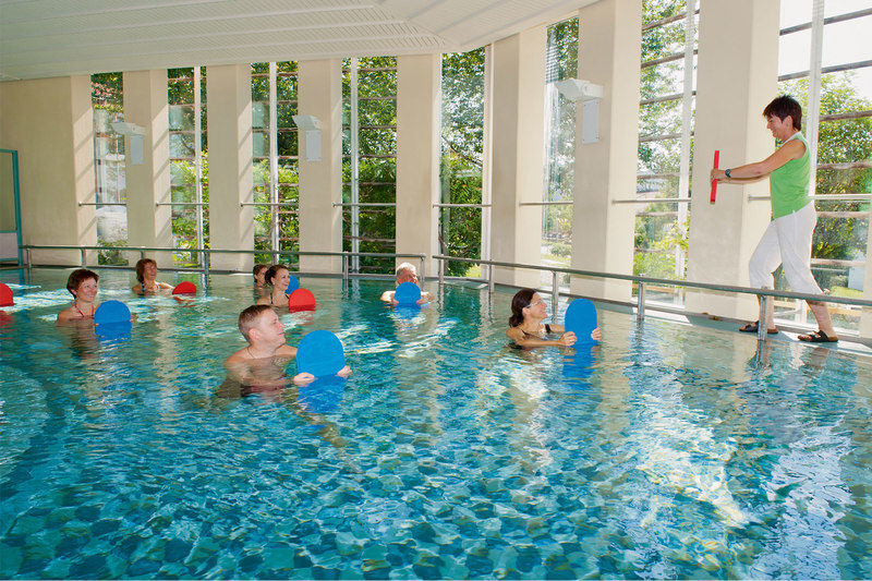 Bazén na skupinovou terapii s vodou o teplotě 32 °C