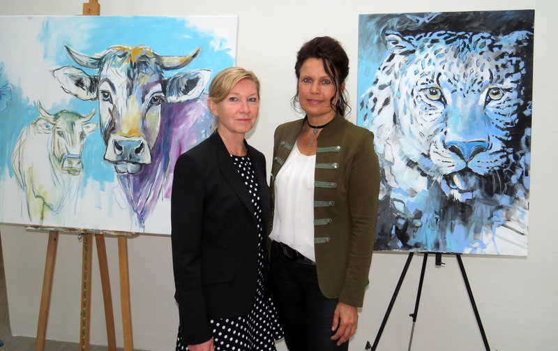 In Vorfreude auf die Kunstaustellung: Thermenchefin Josefine Kohlmeier (links) gratulierte Michaela Surner zu ihren neuesten Werken, die im gesamten Juni in der Rottal Terme zu bestaunen sind. 