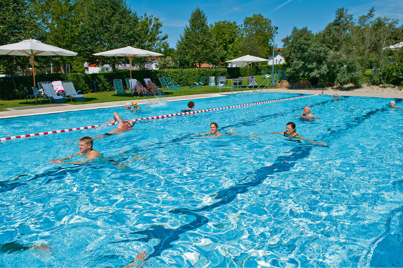 Plavecký bazén s vodou o teplotě 26 - 28 ° C v terapeutických lázních
